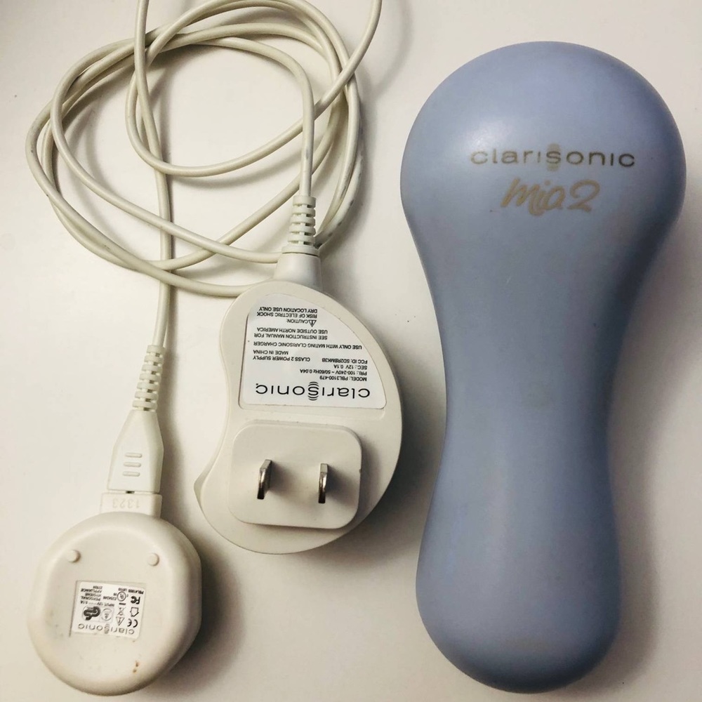 clarisonic Mia 2 facial cleansing brush with case